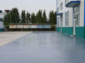 兴安彩色路面喷涂翻新的材料对冬季